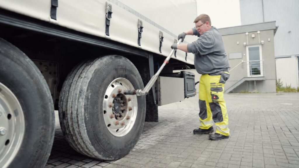 Radwechsel am Nutzfahrzeug durch den RM-24-Pannenservice